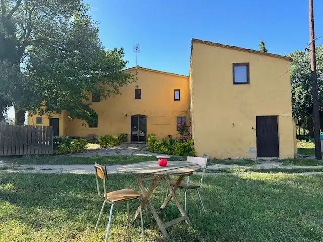 Casa rústica amb jardí en venda a veinat baix 32