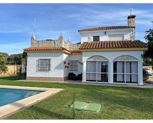 Vista exterior de Casa o xalet en venda en Conil de la Frontera amb Jardí privat, Terrassa i Piscina