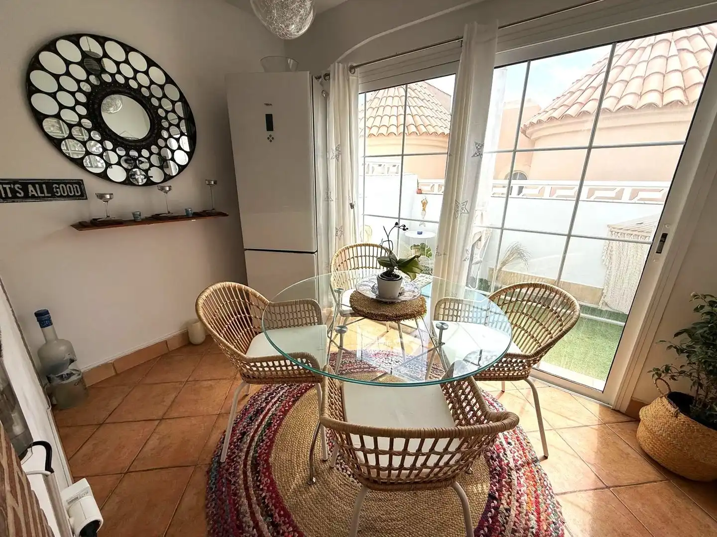 Esszimmer von Einfamilien-Reihenhaus zum Verkauf in Antigua mit Klimaanlage, Terrasse und Möbliert