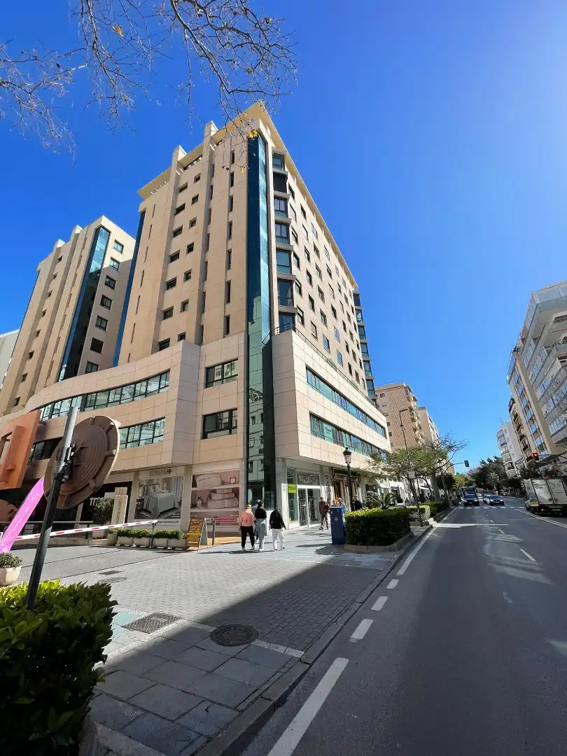 Außenansicht von Wohnung zur Miete in Marbella mit Klimaanlage, Terrasse und Abstellraum