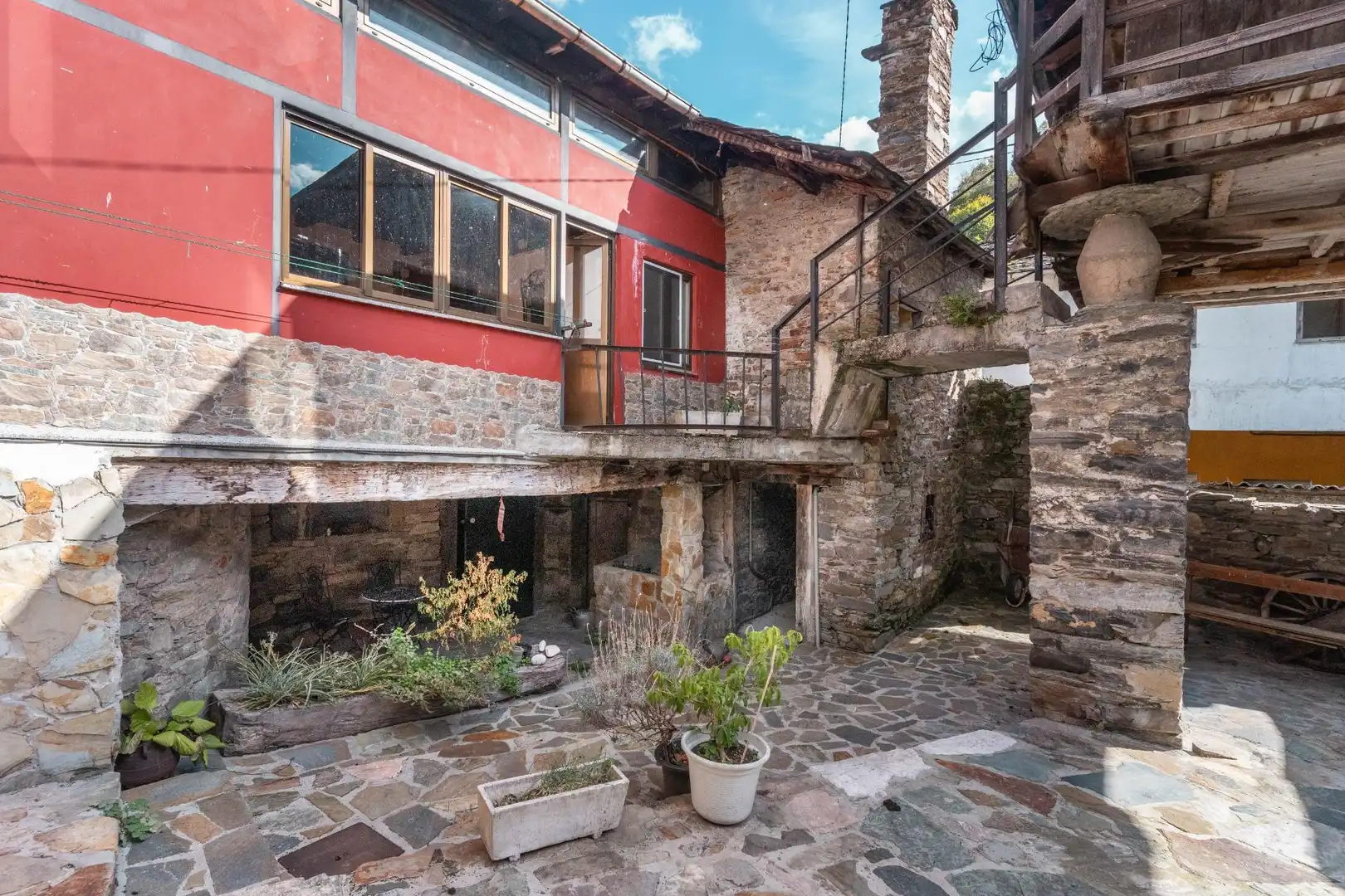 Vista exterior de Casa o xalet en venda en Cangas del Narcea amb Calefacció, Jardí privat i Terrassa