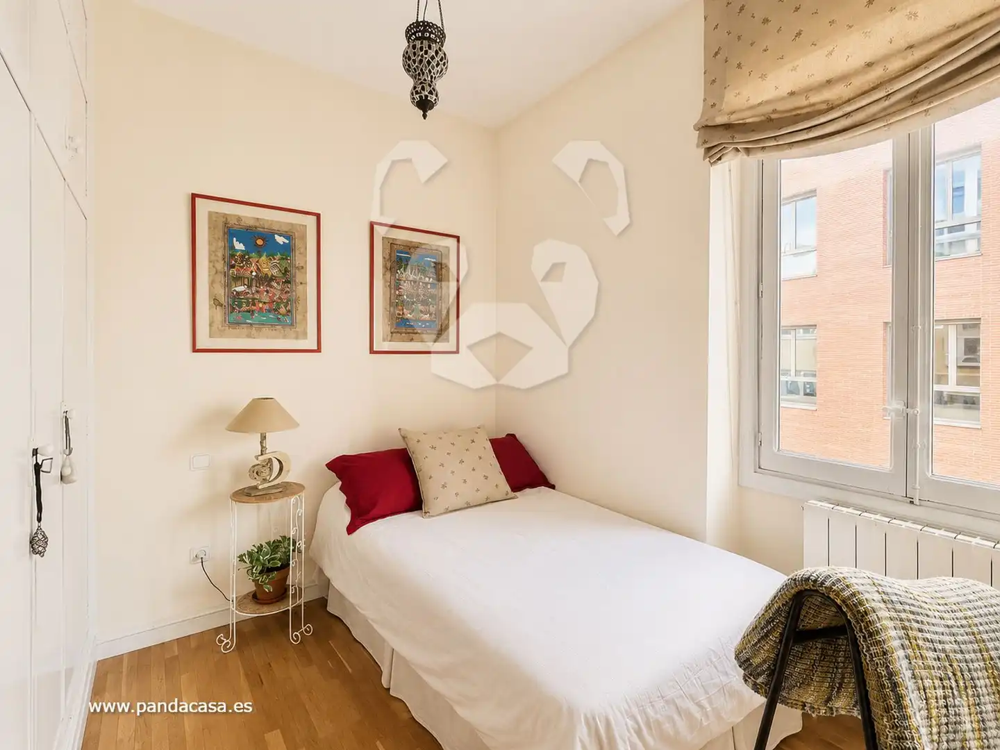 Schlafzimmer von Dachboden zur Miete in Madrid mit Klimaanlage, Heizung und Parkett