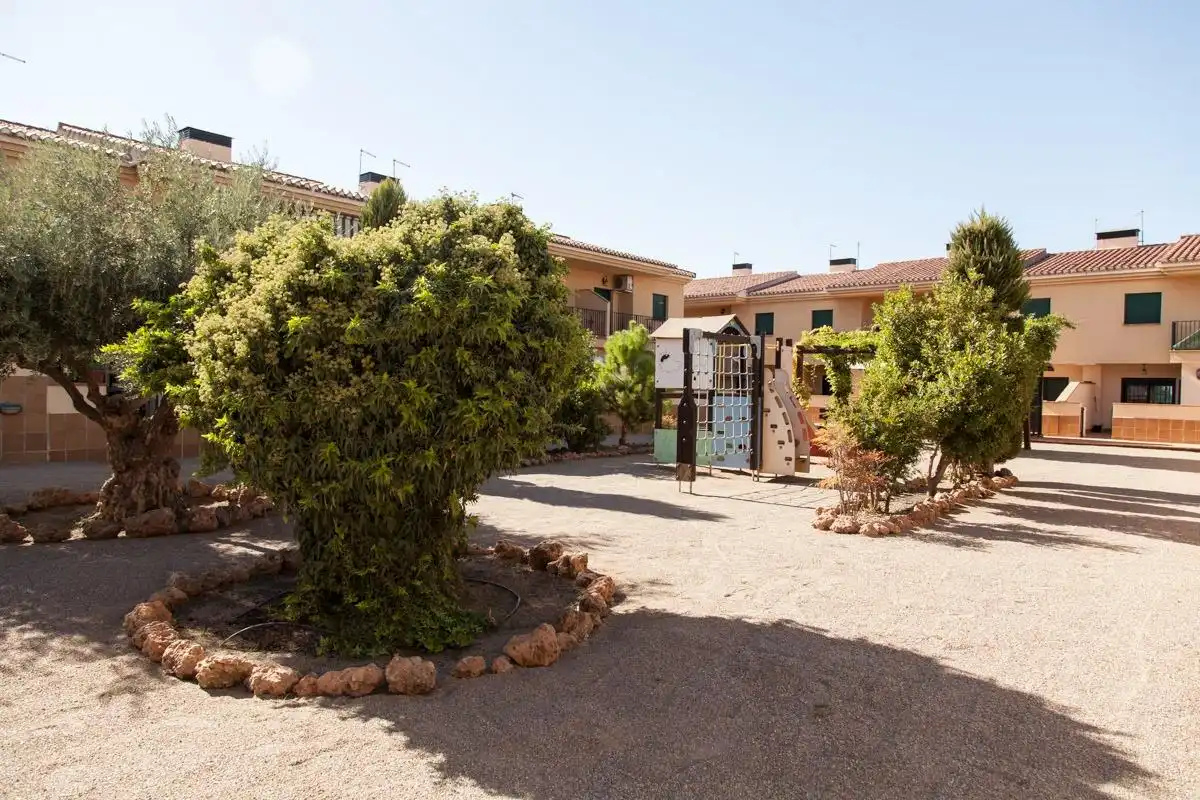 Jardí de Casa adosada en venda en Alhendín amb Terrassa, Traster i Balcó
