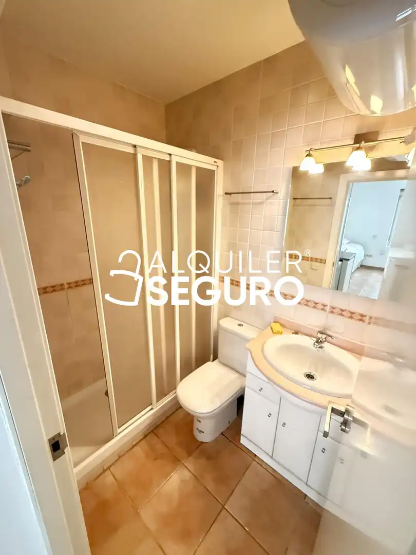 Badezimmer von Wohnung zur Miete in Madrid mit Heizung und Möbliert