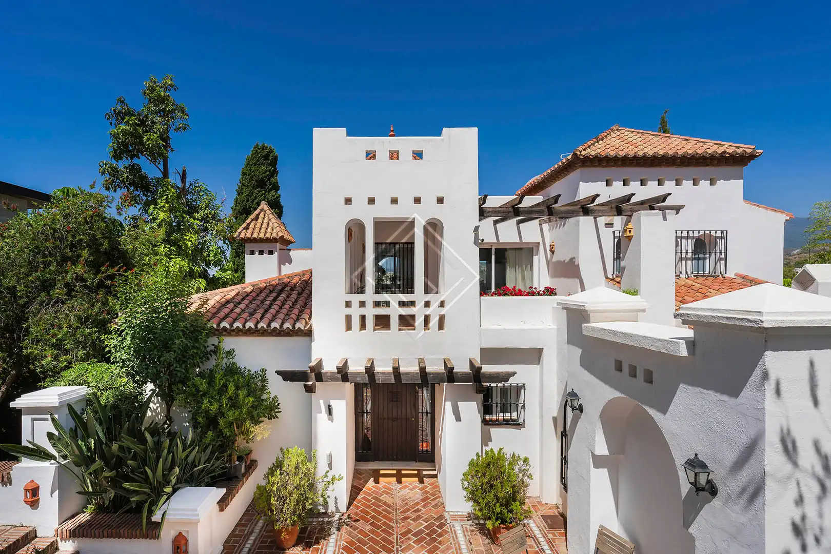 Vista exterior de Casa o xalet en venda en Marbella amb Aire condicionat, Calefacció i Jardí privat