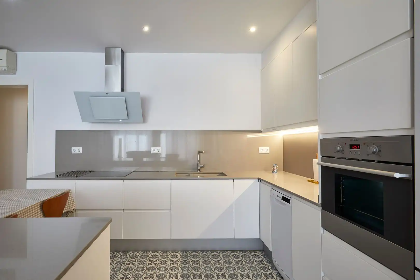 Küche von Wohnung zum Verkauf in Barcelona mit Klimaanlage, Parkett und Ofen