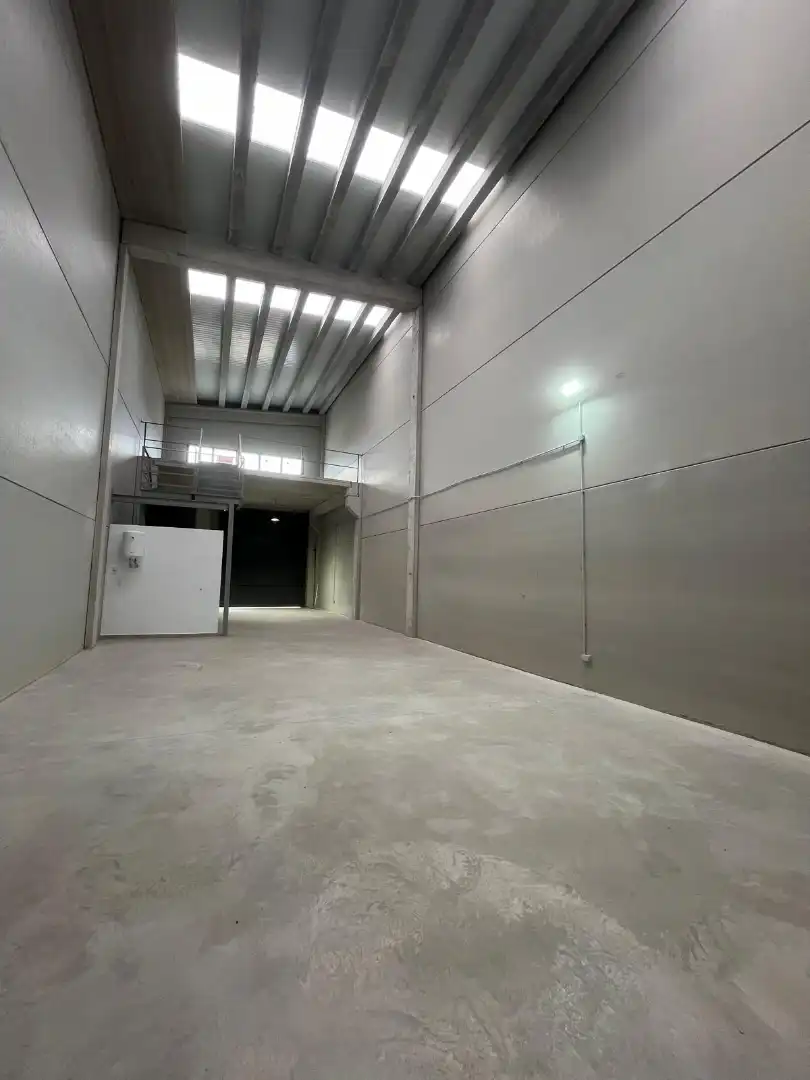 Industriegebäude zur Miete in Calle de Juan de la Cierva 1326P