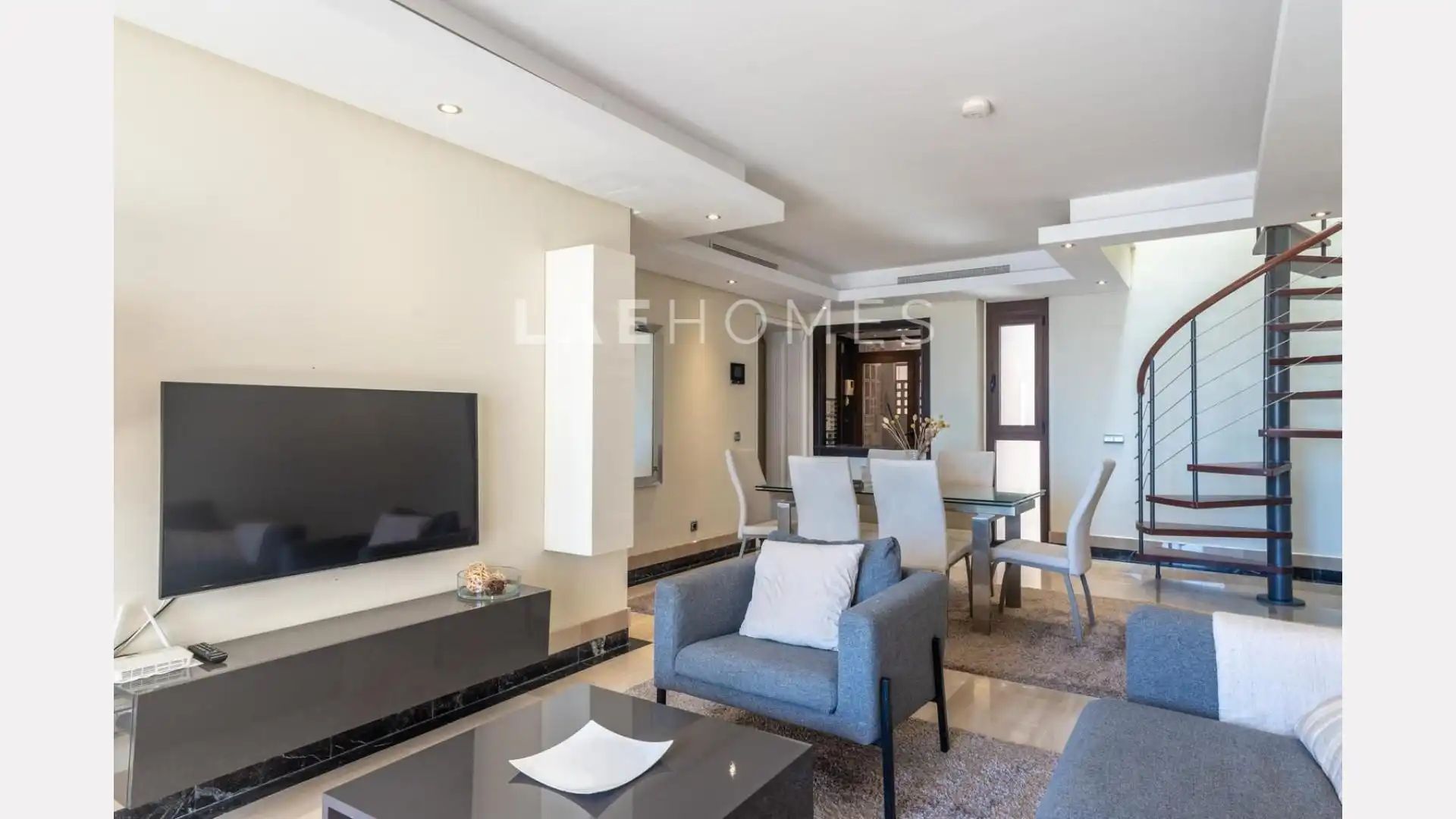 Wohnzimmer von Dachboden zum Verkauf in Estepona mit Privatgarten, Terrasse und Abstellraum