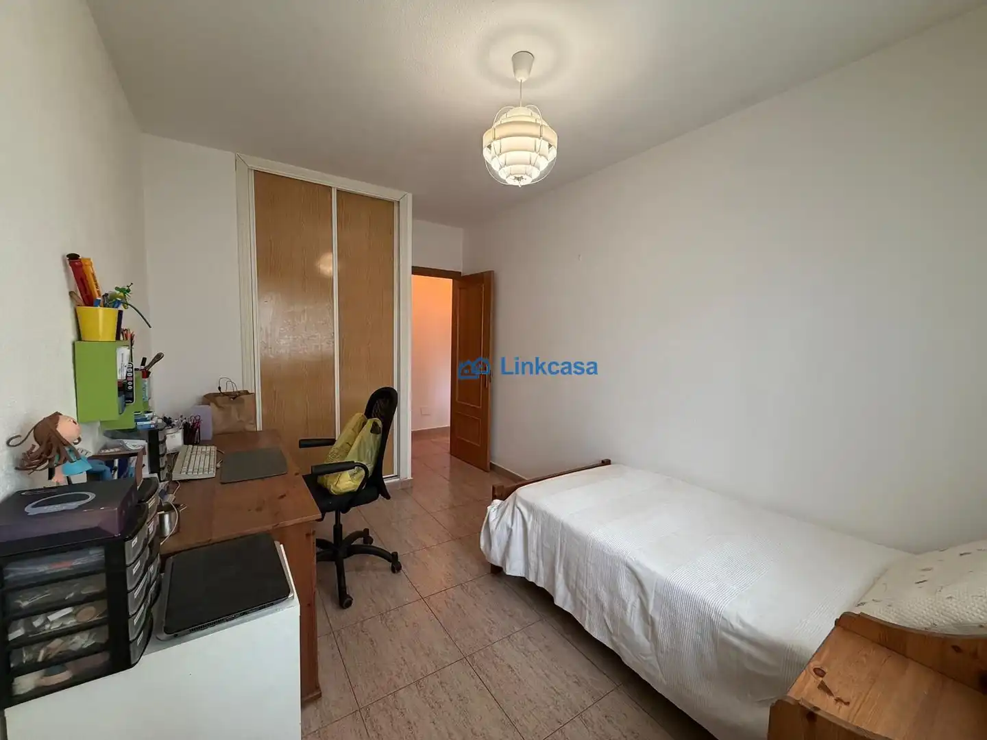 Habitación de Casa adosada en venta en Velilla de San Antonio con Aire acondicionado, Calefacción y Jardín privado