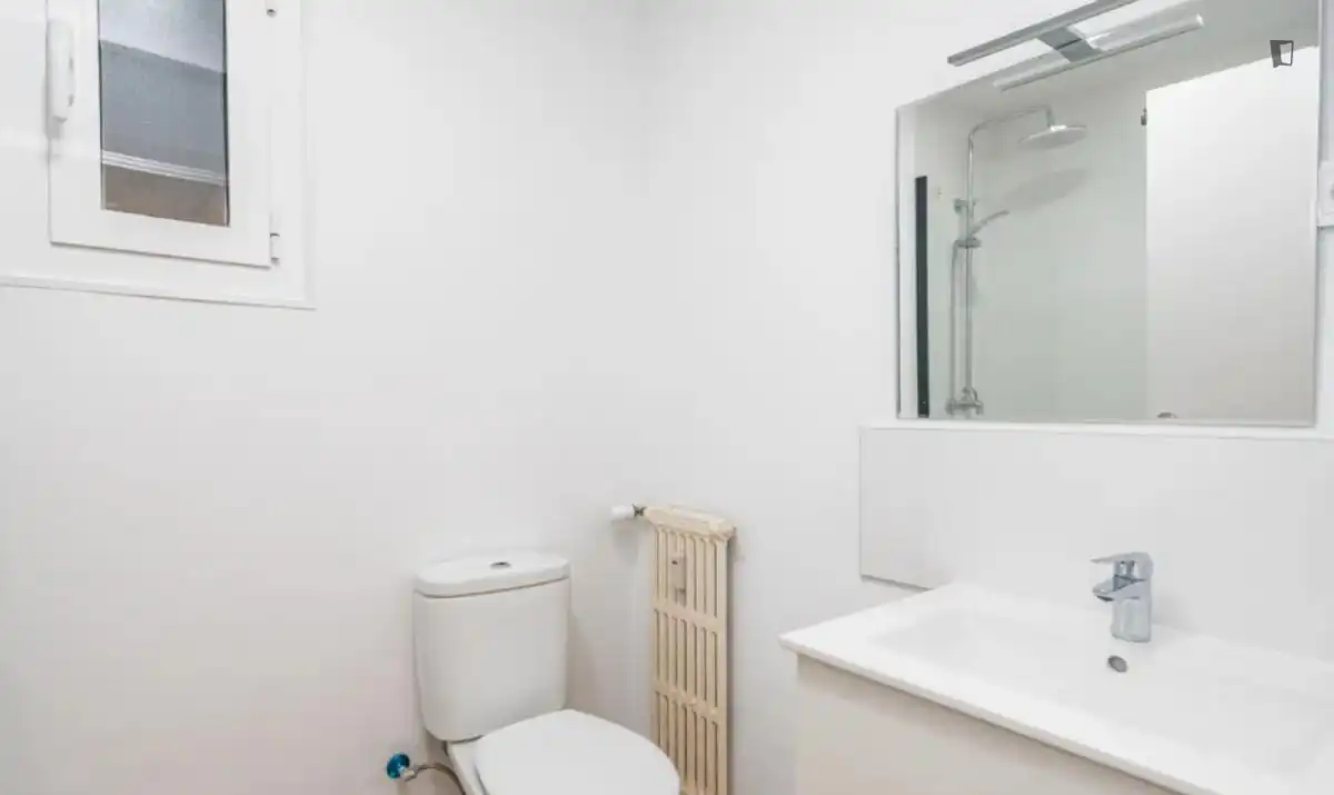 Baño de Apartamento para compartir en Madrid con Aire acondicionado, Calefacción y Amueblado