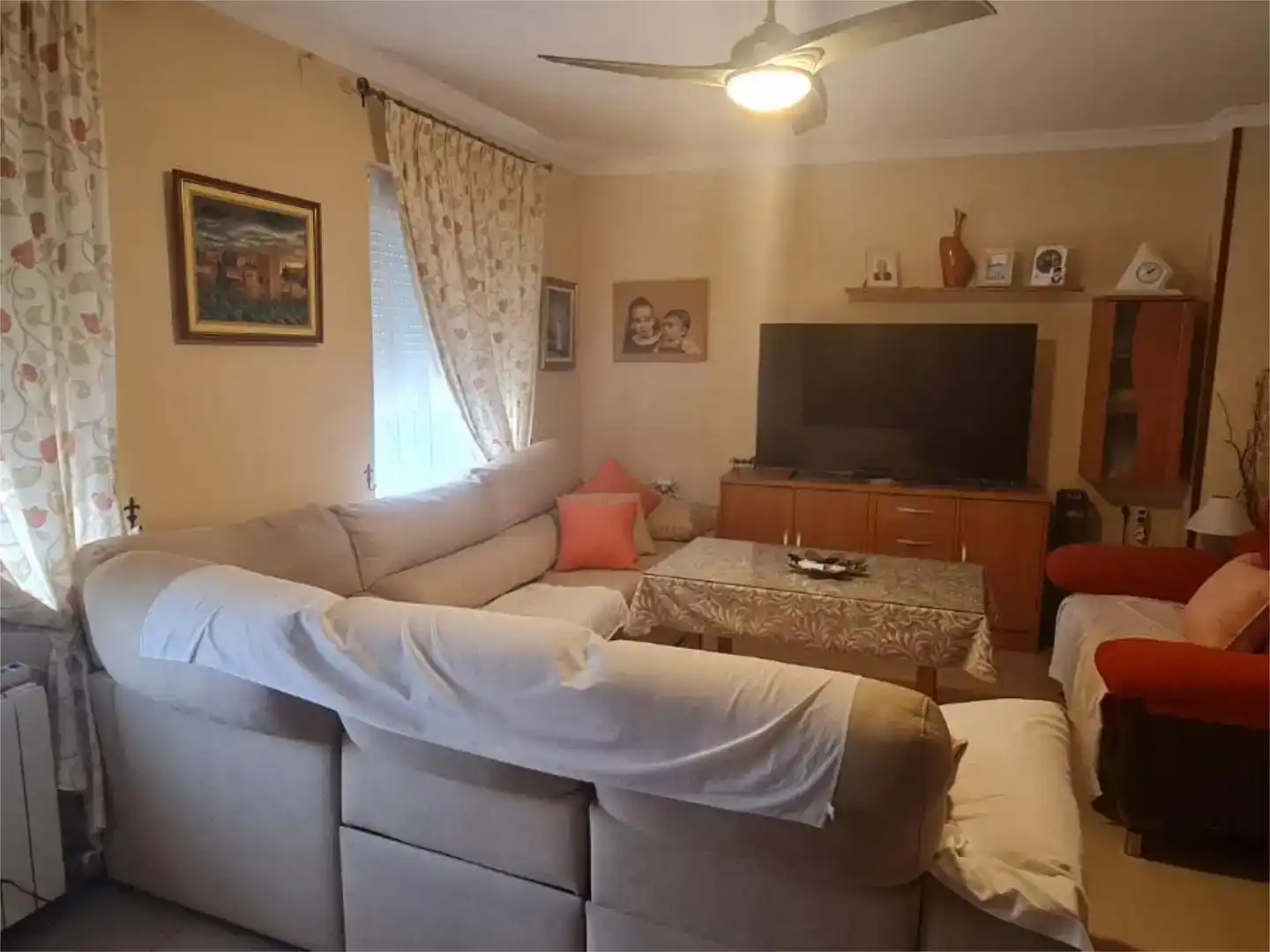 Sala d'estar de Casa o xalet en venda en Pinos Puente amb Piscina i Balcó