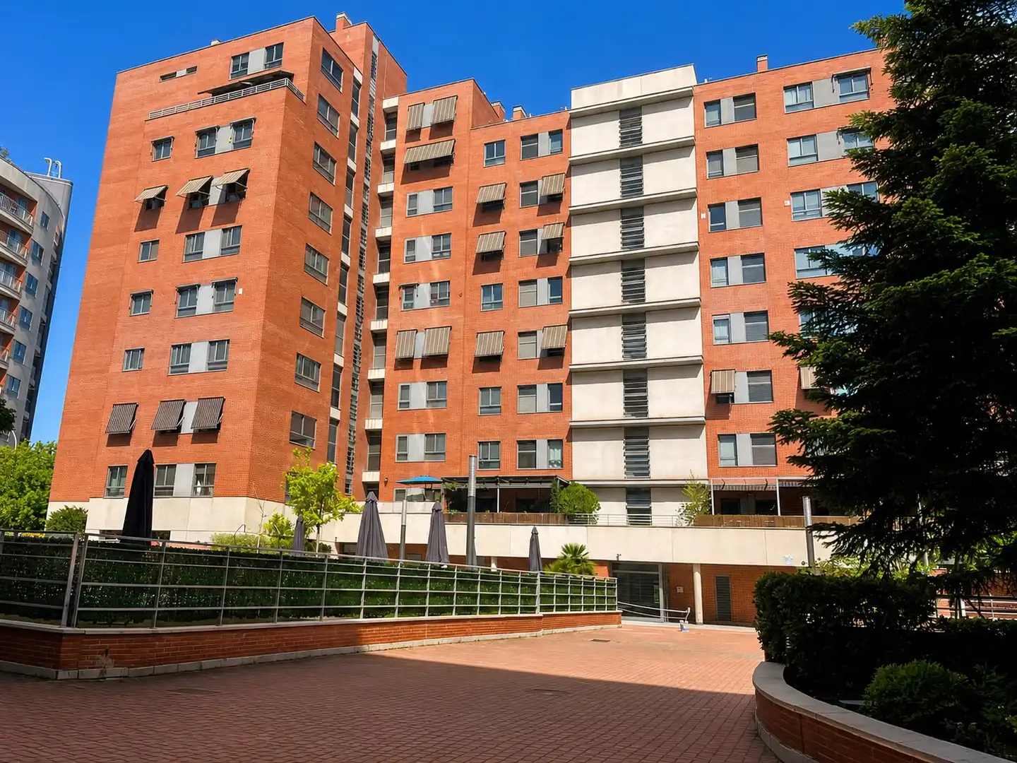 Exterior view of Flat for sale in Madrid  with Air Conditioner, Private garden and Storage room