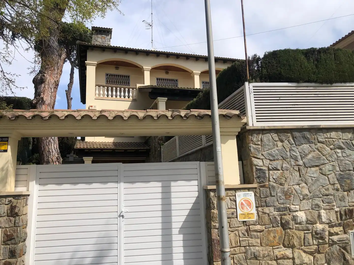 Vista exterior de Casa o xalet de lloguer en Premià de Dalt amb Aire condicionat, Calefacció i Jardí privat