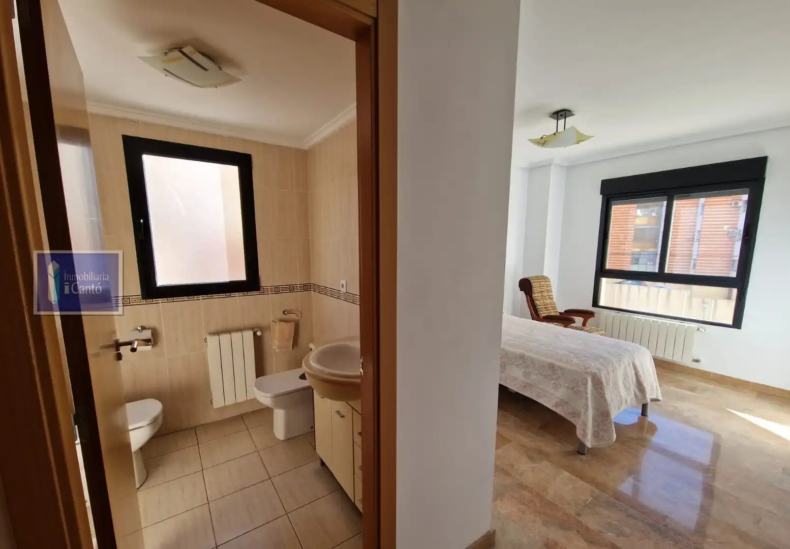 Badezimmer von Wohnung zum Verkauf in Alcoy / Alcoi mit Klimaanlage, Heizung und Schwimmbad