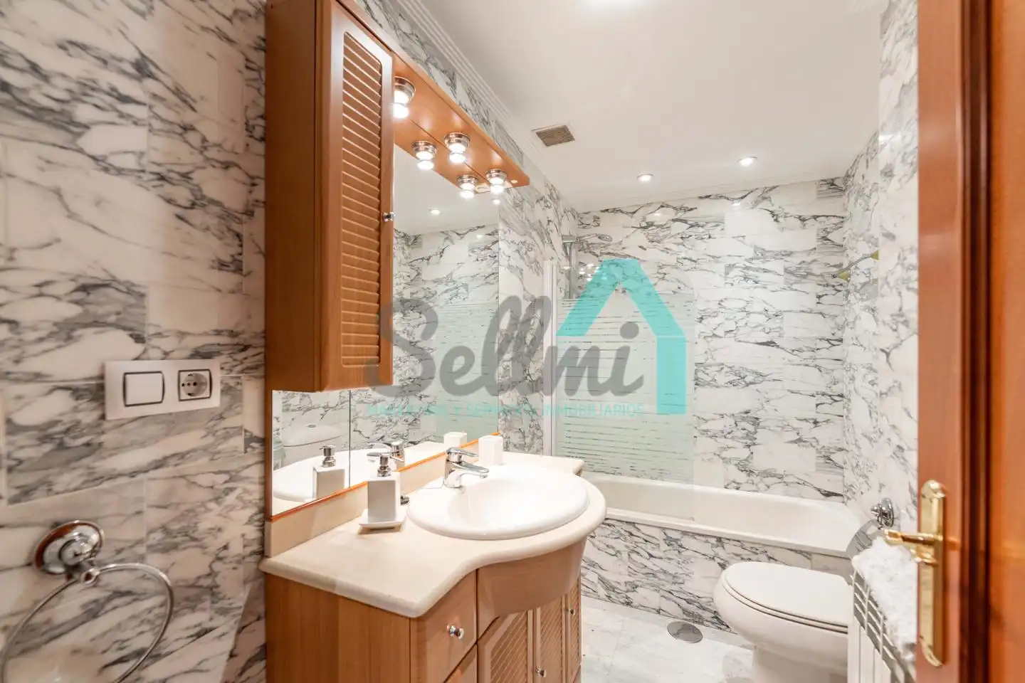 Baño de Piso en venta en Oviedo  con Calefacción y Parquet