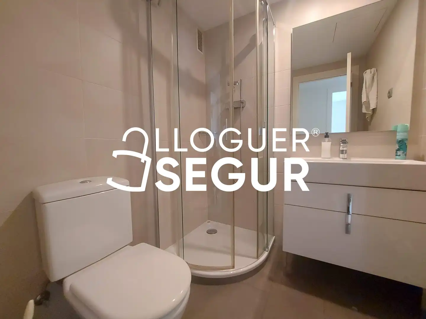 Badezimmer von Wohnung zur Miete in Barcelona mit Klimaanlage und Heizung