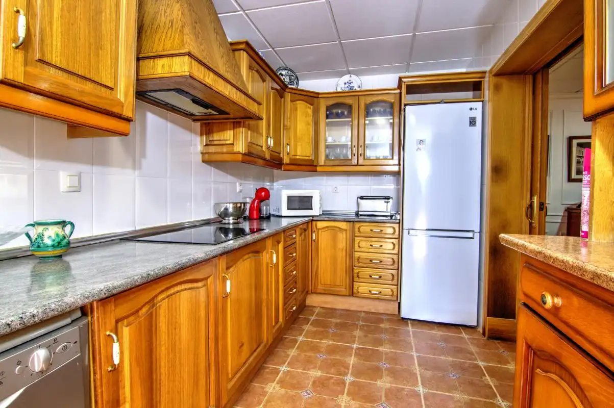 Cuina de Casa o xalet en venda en Alicante / Alacant amb Aire condicionat, Calefacció i Jardí privat