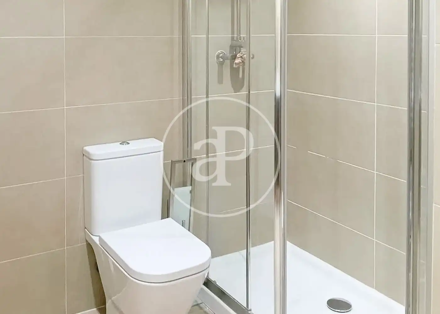 Baño de Casa adosada en venta en Madrid con Aire acondicionado, Calefacción y Jardín privado