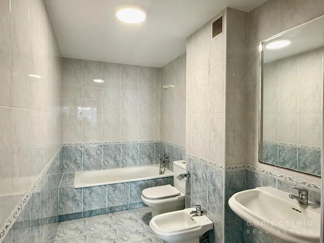 Bathroom of Flat for rent in Ames  with Heating, Storage room and Balcony