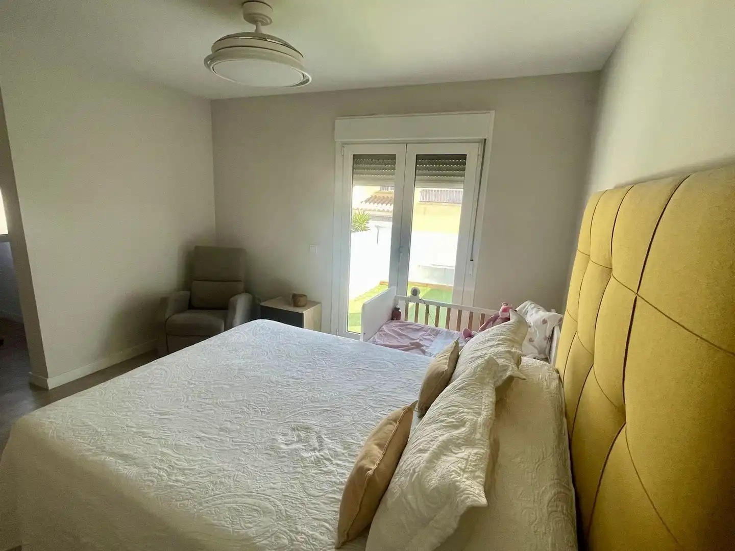 Habitación de Casa adosada en venta en Almería con Aire acondicionado, Parquet y Amueblado