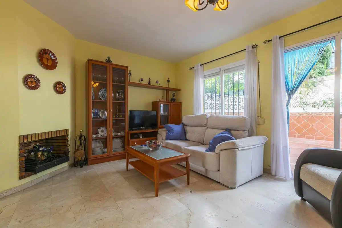 Sala d'estar de Casa adosada en venda en Marbella amb Terrassa i Traster