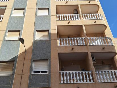 Vista exterior de Apartament en venda en Torrevieja amb Aire condicionat i Terrassa