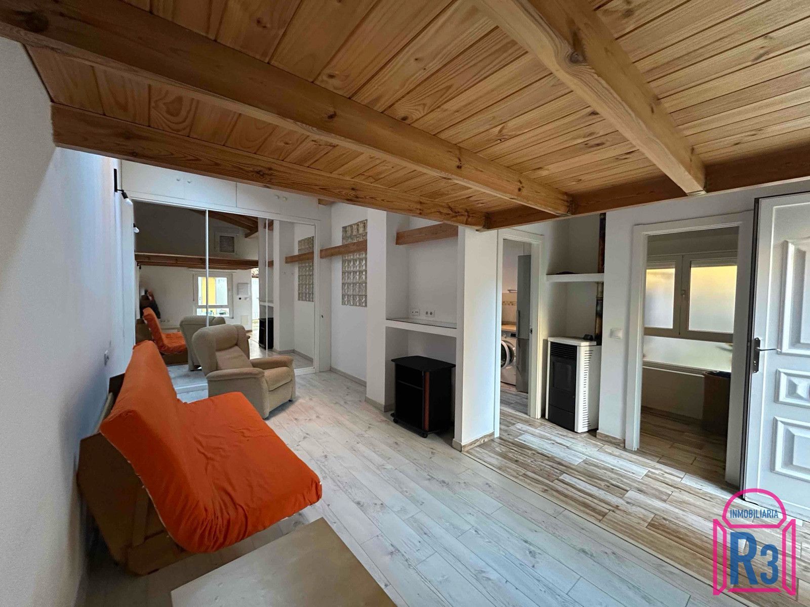 Sala d'estar de Apartament en venda en León Capital  amb Calefacció, Traster i Moblat