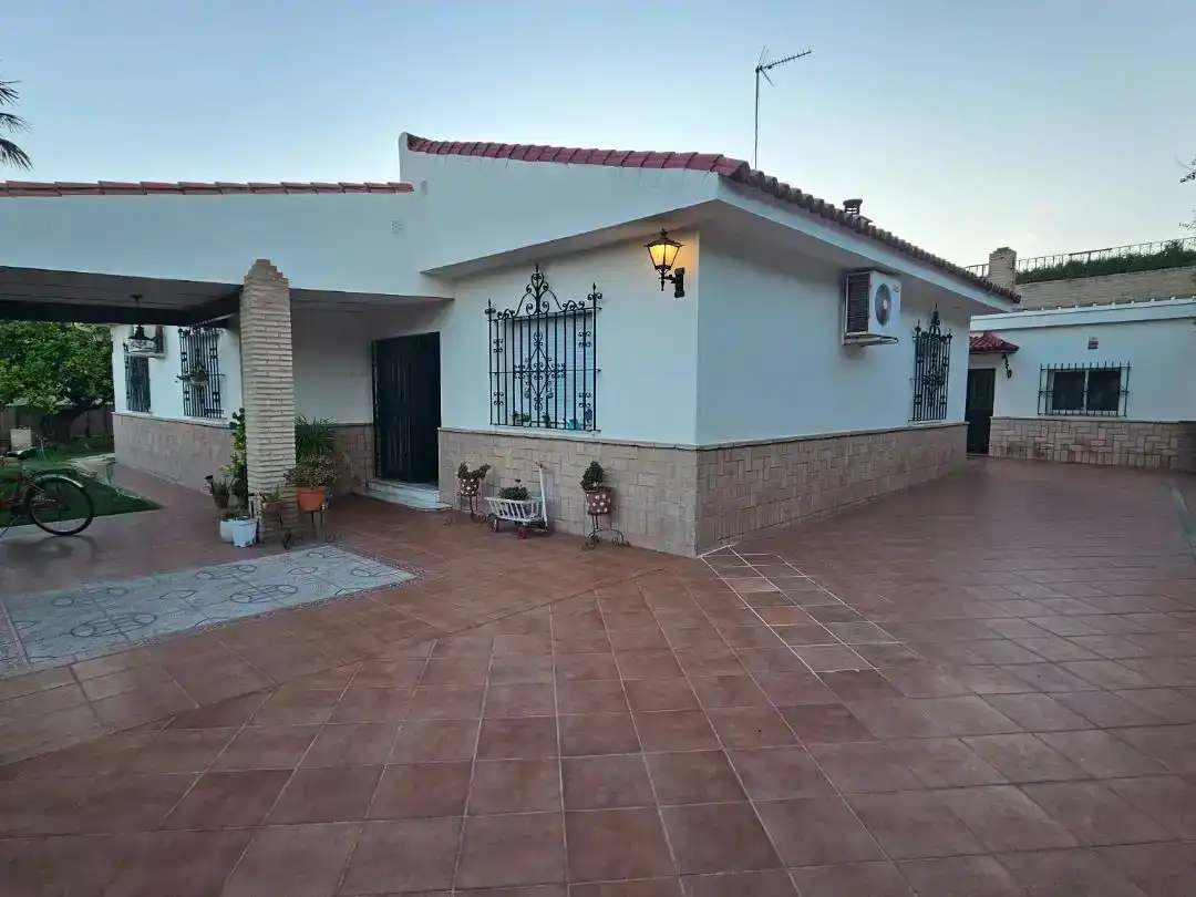 Vista exterior de Pis en venda en Espartinas amb Aire condicionat, Jardí privat i Piscina