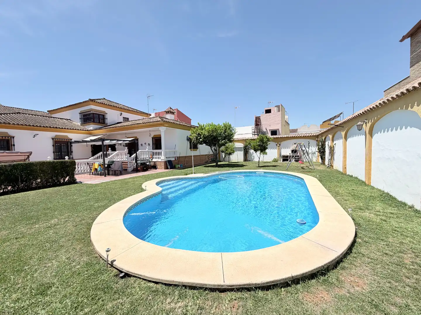 Piscina de Casa o xalet en venda en Bormujos amb Aire condicionat, Jardí privat i Terrassa