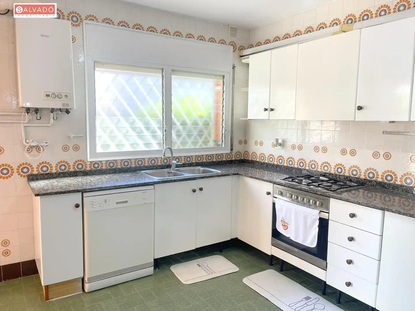 Küche von Erdgeschoss zum Verkauf in Calafell mit Heizung, Privatgarten und Terrasse