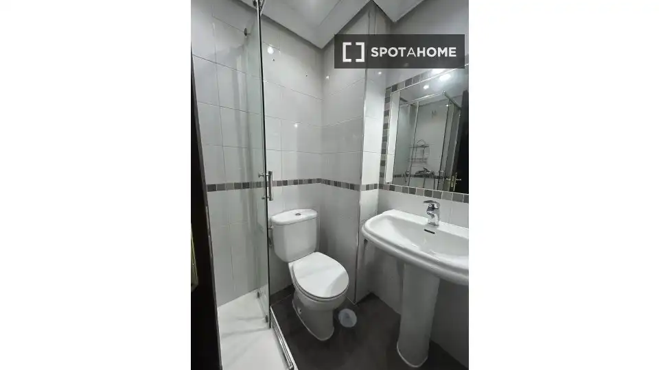 Baño de Piso de alquiler en Alcalá de Henares con Aire acondicionado, Calefacción y Amueblado