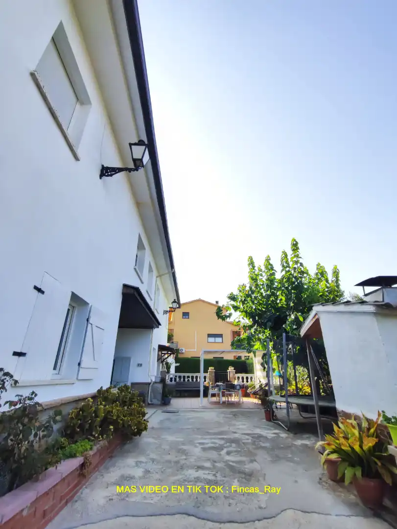 Vista exterior de Casa o xalet en venda en Lliçà d'Amunt amb Aire condicionat, Calefacció i Jardí privat