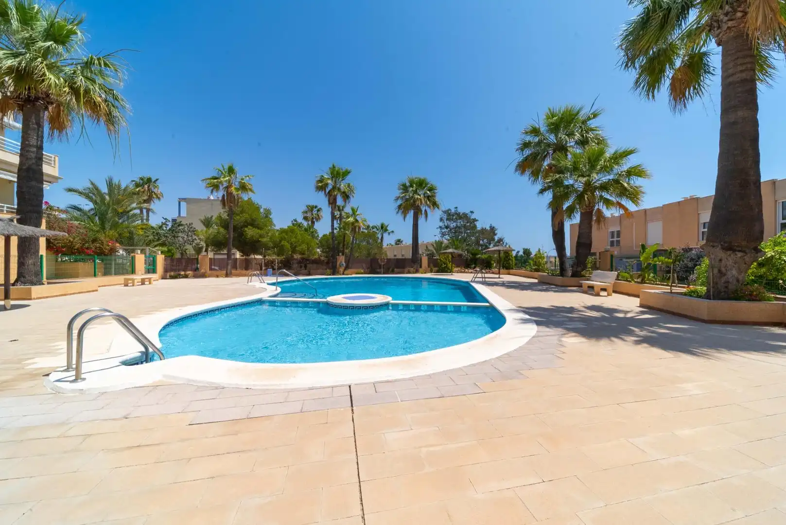 Piscina de Casa adosada en venda en Orihuela amb Aire condicionat, Piscina i Moblat