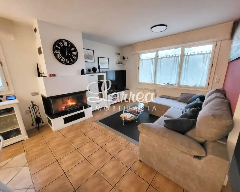 Sala d'estar de Casa o xalet en venda en Amorebieta-Etxano amb Calefacció, Jardí privat i Terrassa