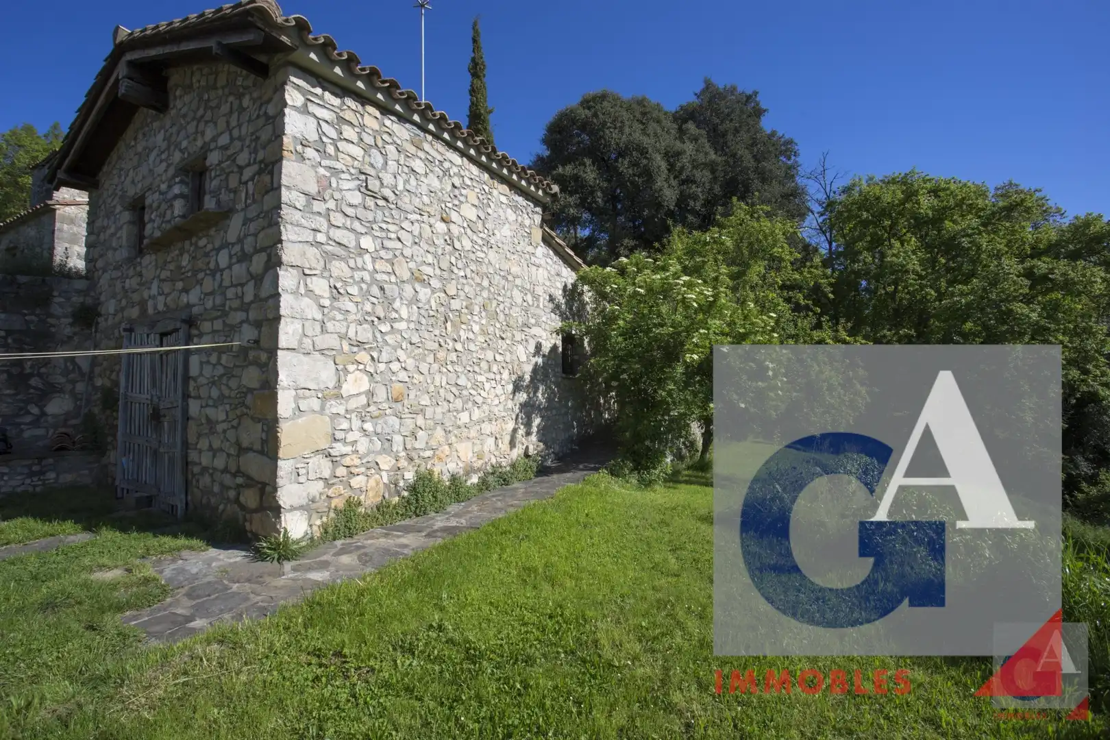 Country homes for sale in Montagut i Oix