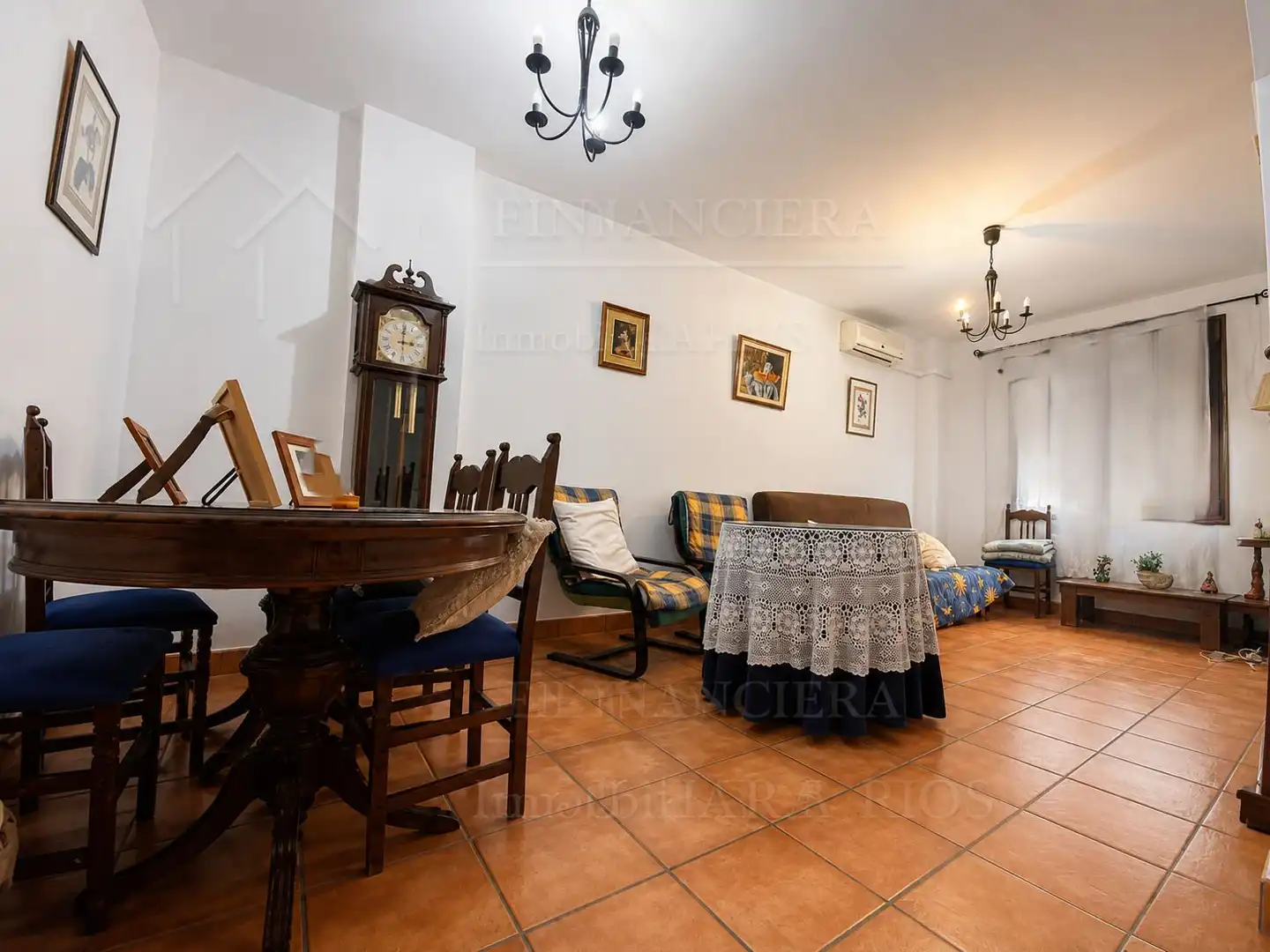 Sala d'estar de Casa o xalet en venda en Alcalá de Guadaira amb Aire condicionat i Terrassa