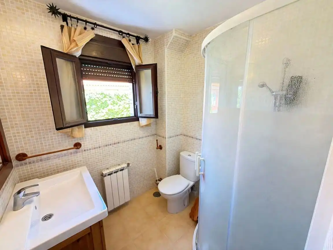 Baño de Casa o chalet en venta en Chiloeches con Aire acondicionado, Calefacción y Jardín privado