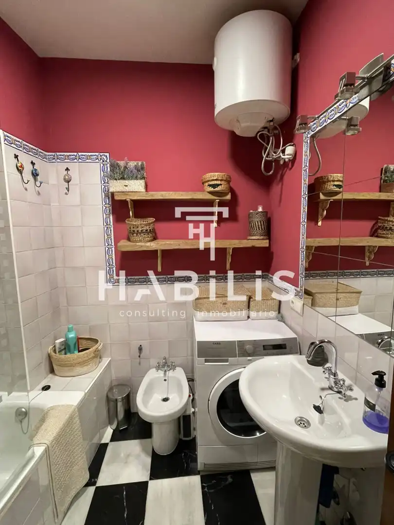 Bathroom of Flat for rent in Toledo  with Air Conditioner, Heating and Furnished