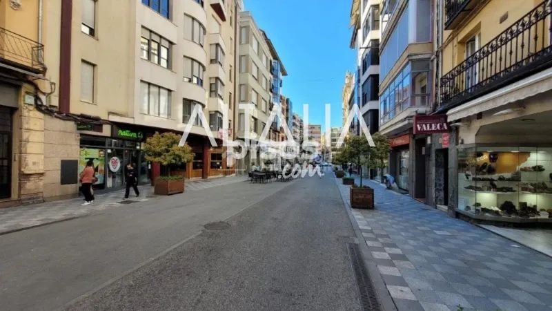 Vista exterior de Pis de lloguer en Cuenca Capital amb Calefacció, Terrassa i Moblat