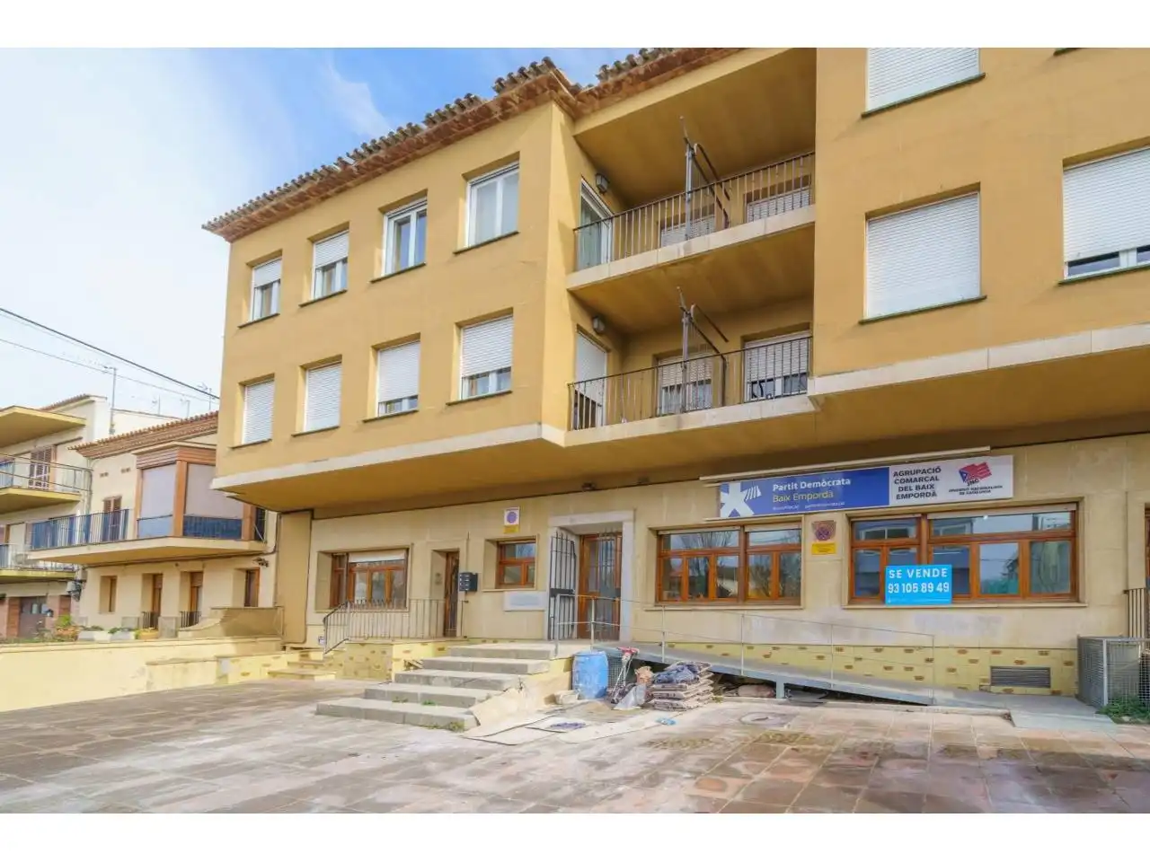 Außenansicht von Büro zur Miete in La Bisbal d'Empordà mit Klimaanlage