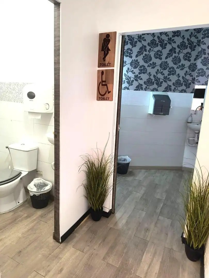 Baño de Local de alquiler en Santa Pola con Aire acondicionado y Amueblado