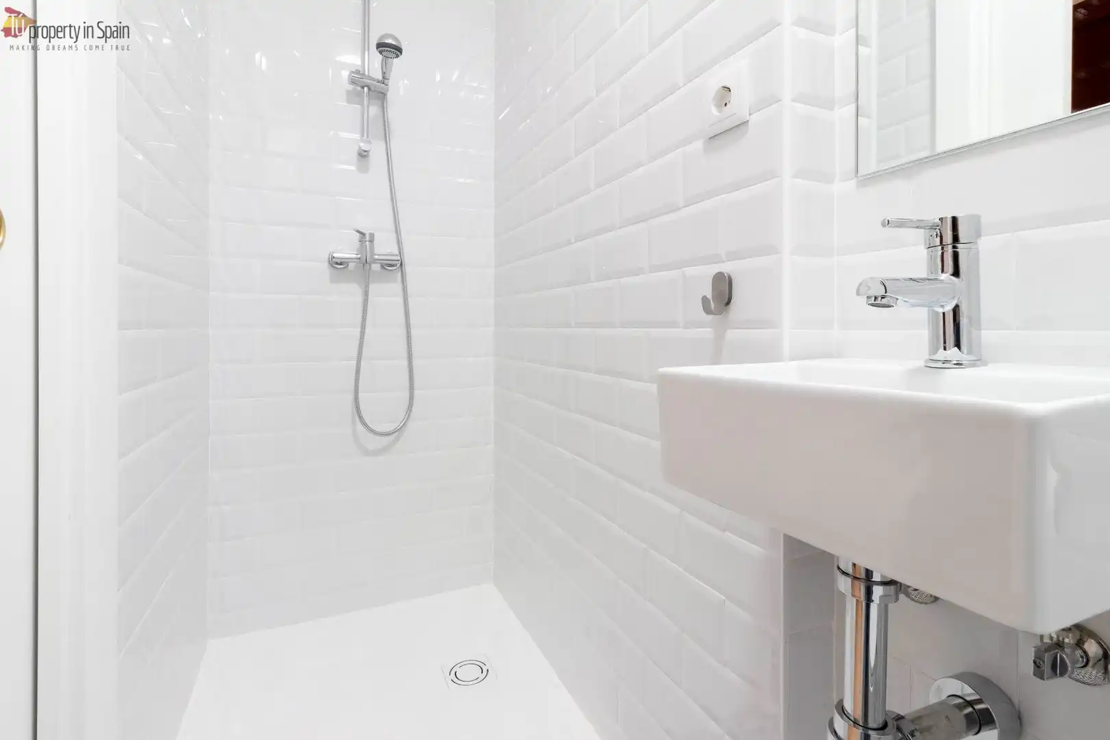 Baño de Piso para compartir en San Blas
