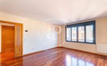 Living room of Flat for sale in  Madrid Capital  with Heating, Private garden and Storage room