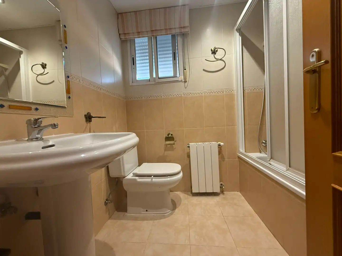 Bany de Casa o xalet en venda en La Pobla de Vallbona amb Aire condicionat, Calefacció i Jardí privat