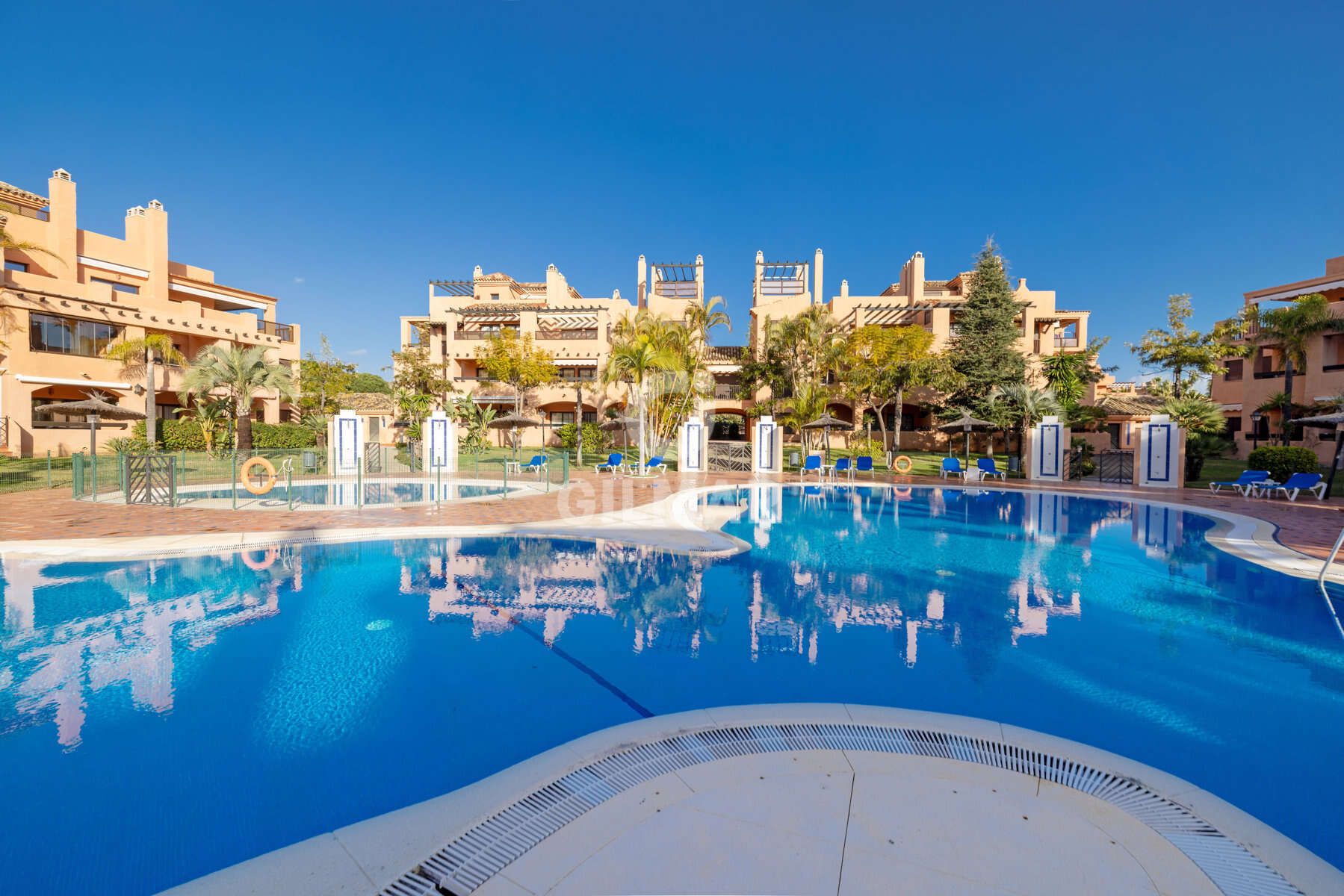 Vista exterior de Àtic en venda en Estepona amb Calefacció, Jardí privat i Traster