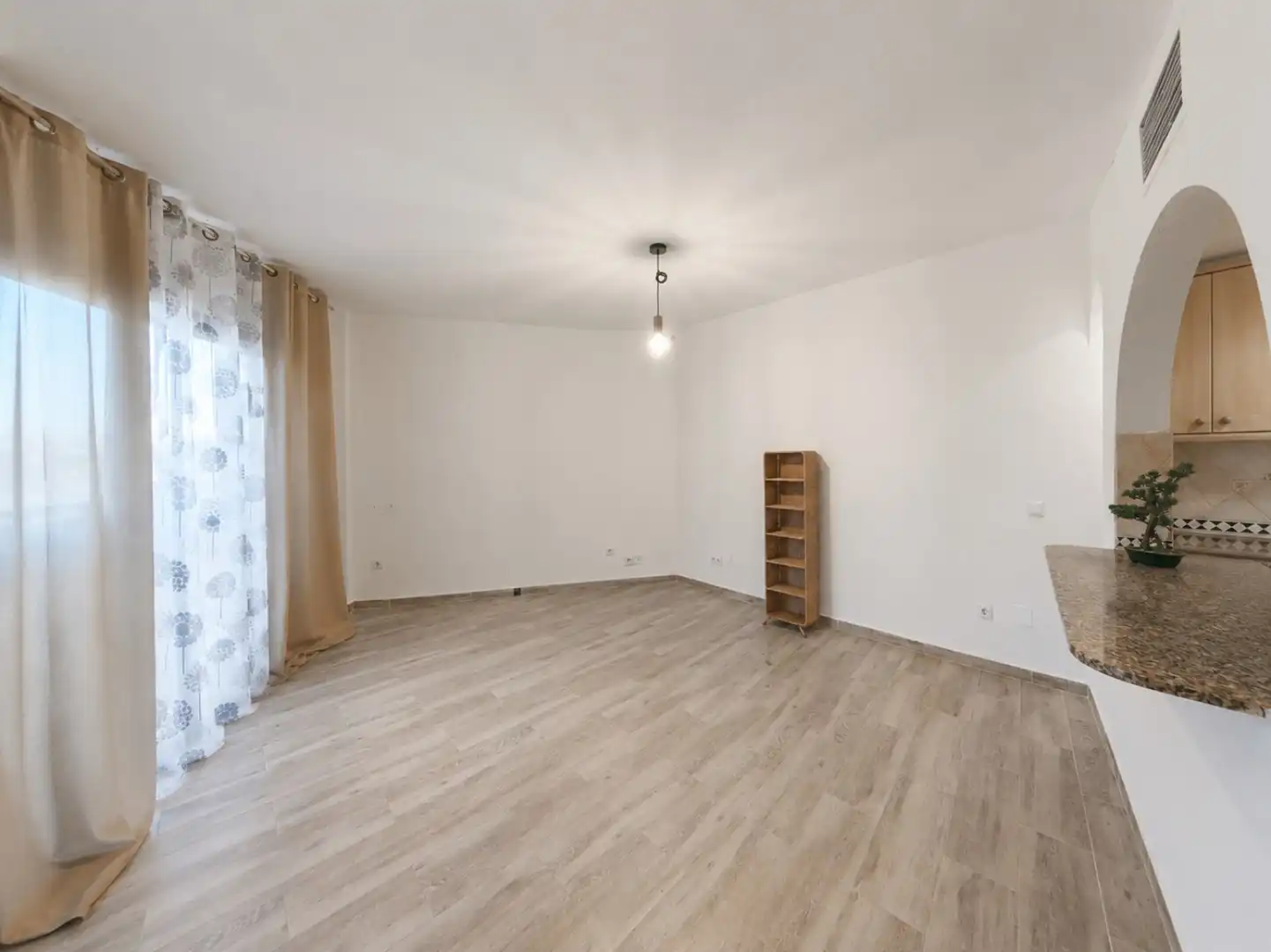 Sala d'estar de Pis en venda en Estepona amb Terrassa i Piscina comunitària