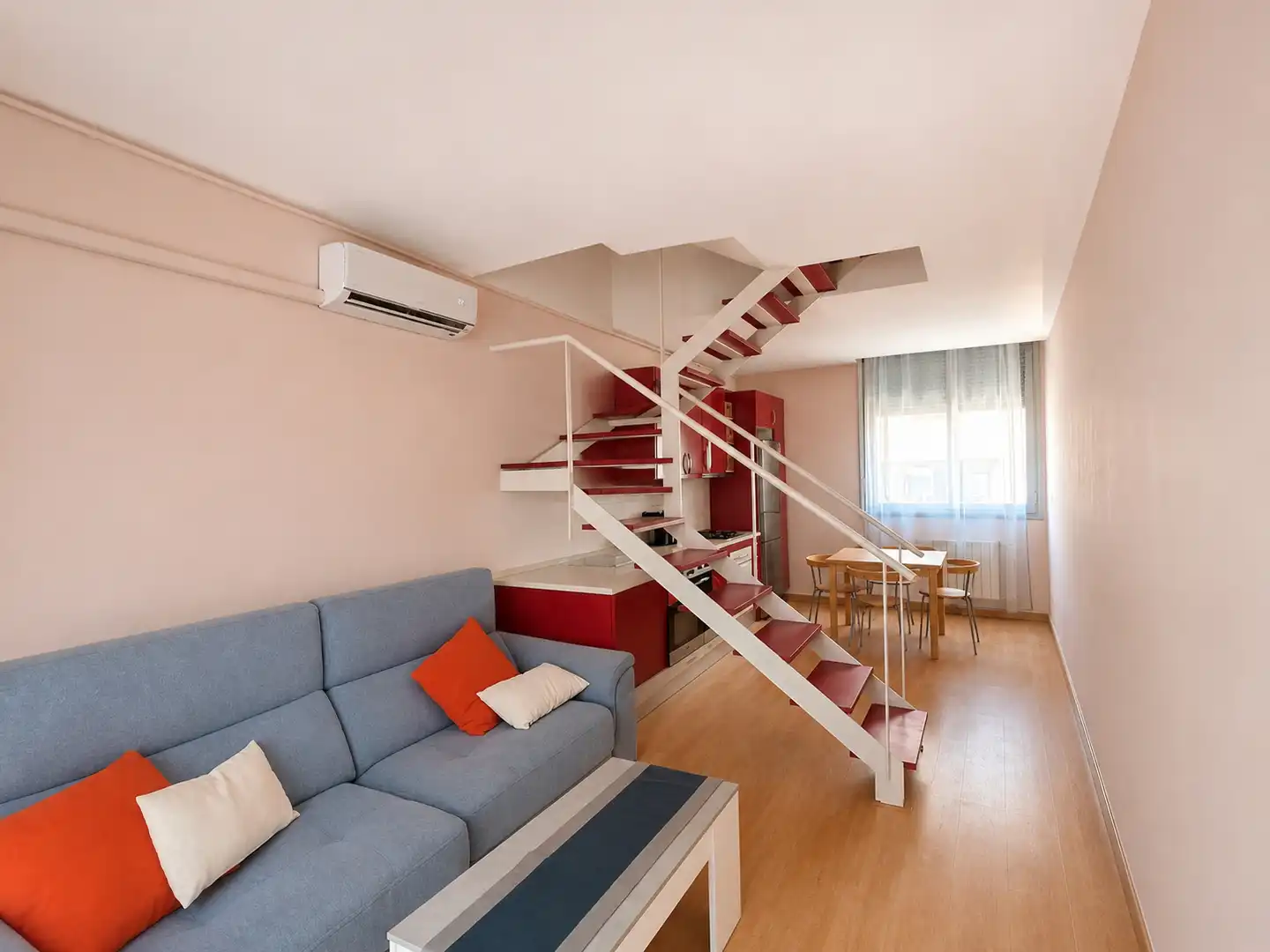 Wohnzimmer von Maisonette zum Verkauf in Barcelona mit Klimaanlage und Heizung