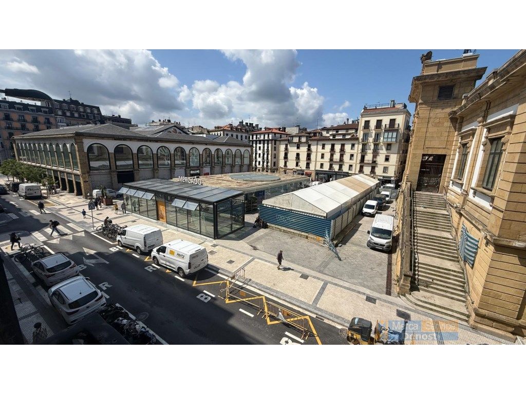 Vista exterior de Pis en venda en Donostia - San Sebastián  amb Balcó
