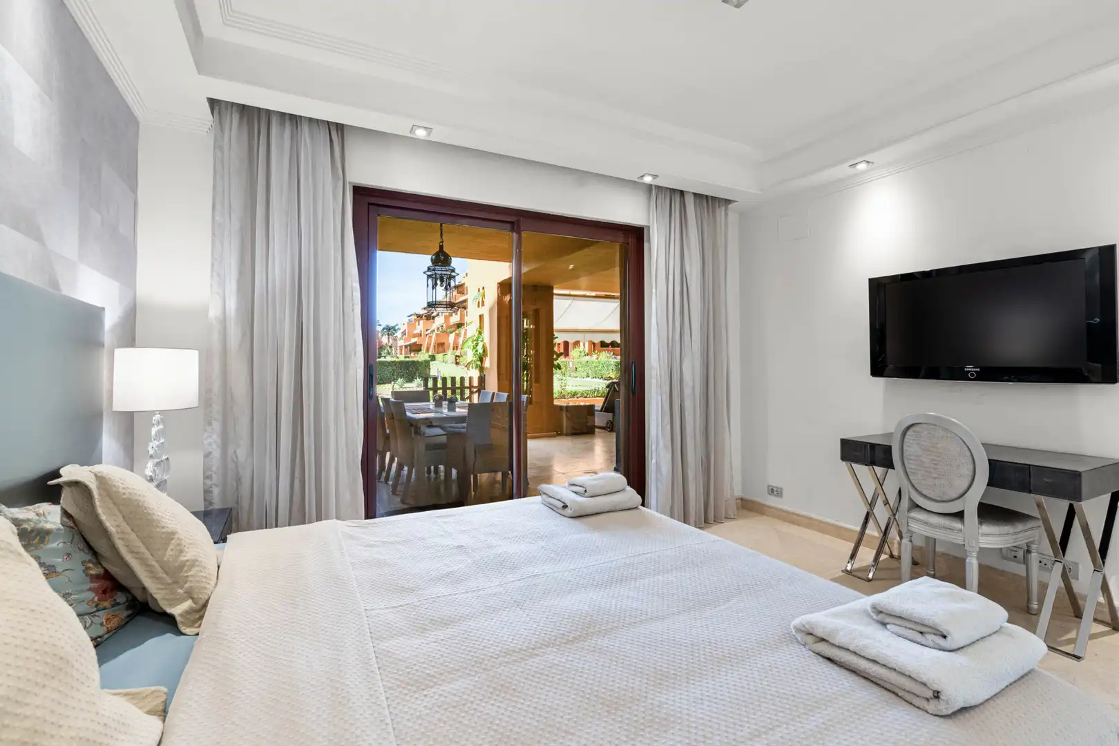 Habitación de Planta baja en venta en Estepona con Aire acondicionado, Terraza y Piscina