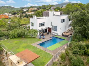 Casa amb piscina en venda a Carrer Joan Amades